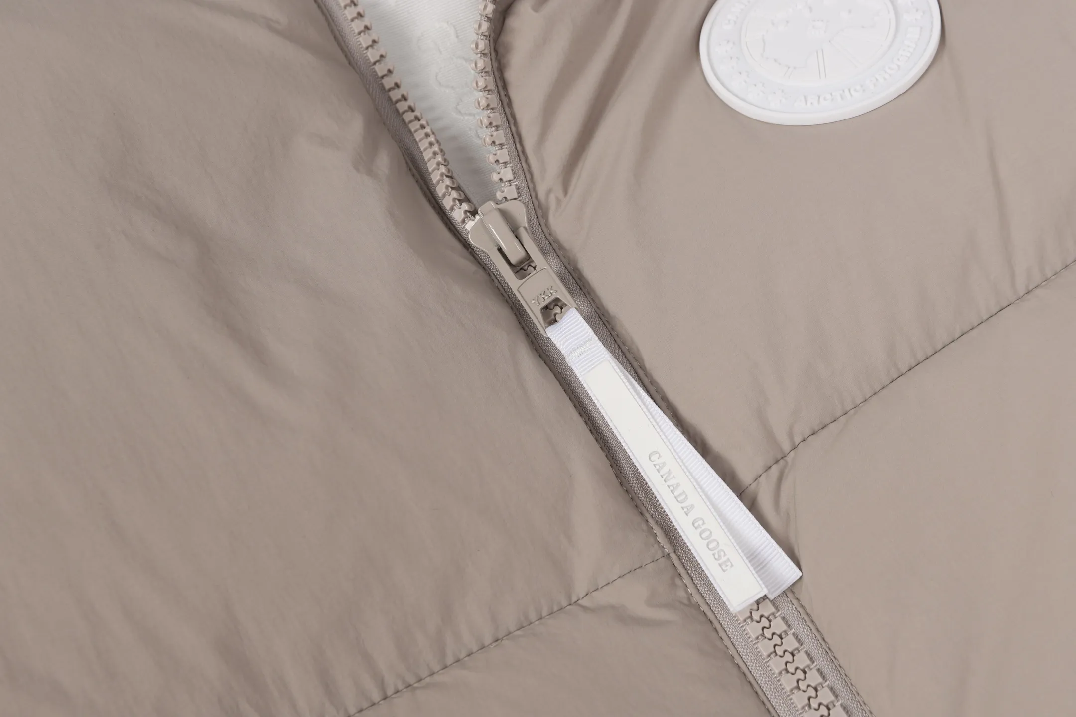 P480 CANADA GOOSE/PASTELS capsule white label series down vest The white label series is a capsule limited series and the most popular PASTELS series this year. The chest labels are all white badges with pure silicone texture. The pattern has a strong contrast between concave and convex. The topographic map of Canada on the badge is lifelike. The plastic material used for currency logos on the market is very hard to the touch! Our original independent order accessories are all custom-made original accessories. The imported YKK zipper has correct teeth and the zipper teeth are very thick. The zipper webbing logo is printed with three M fluorescent colors and the original custom-made washed logo. The placket webbing and wiring details are all restored. Color: Black Pure White Light Pink Khaki Moonlight Gray Size: XS S M L XL